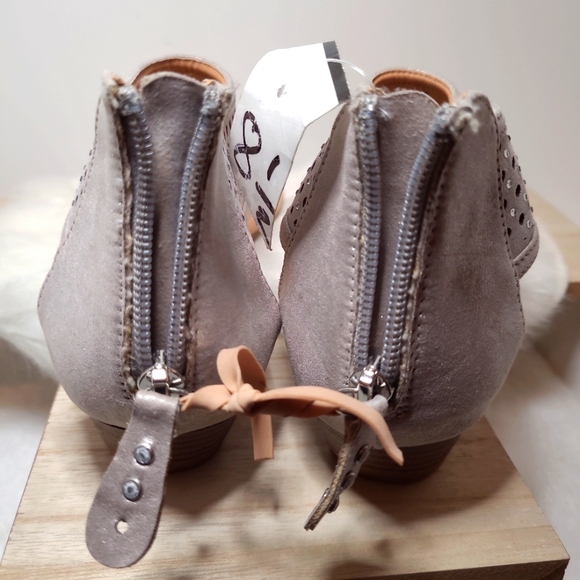 Women Moto Dolce Laser Cut Wedge Thong Sandals Back Zipper Rhinestones 8.5M Grey - Picture 2 of 11